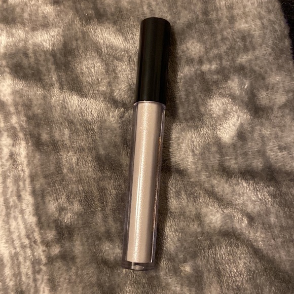 Silver lipgloss! - Picture 2 of 2